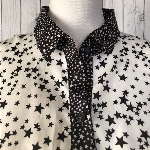 ✨ SALE✨ New York & Company Blouse With Starts - Picture 4 of 8
